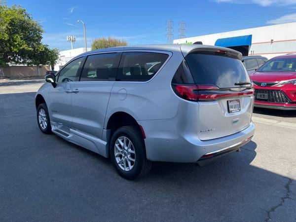 2023 Chrysler, dovoz USA — foto 3 z 6