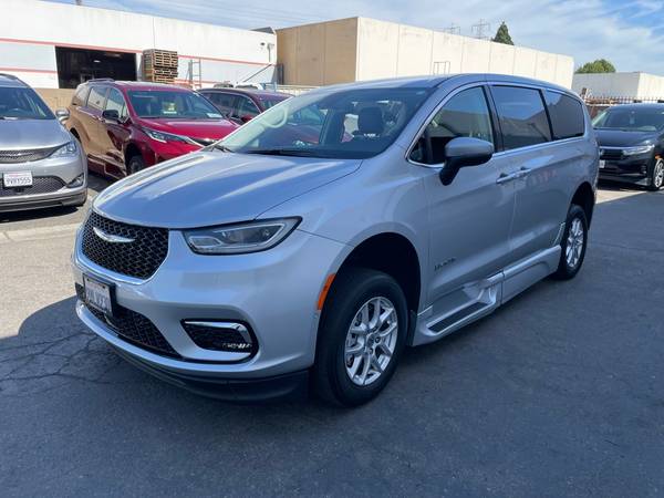 2023 Chrysler, dovoz USA — foto 4 z 6