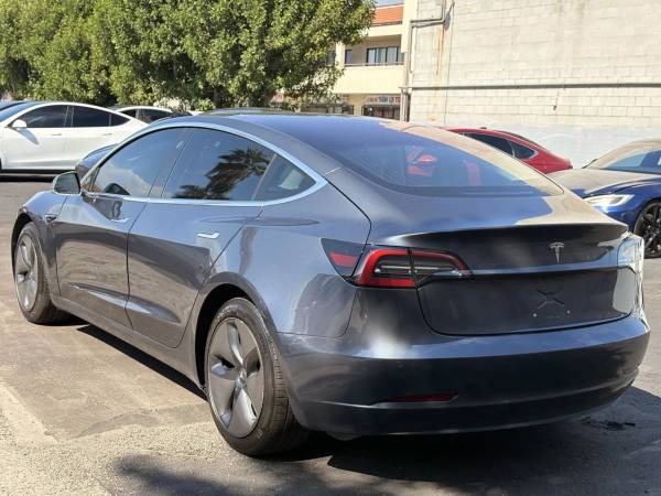 2018 Tesla, dovoz USA — foto 2 z 12