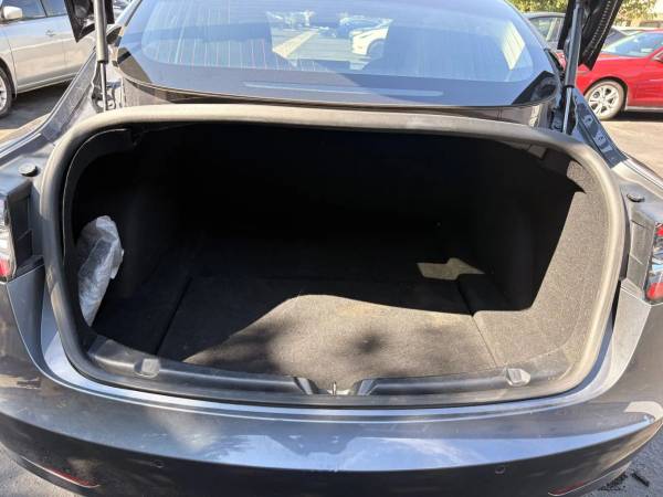 2018 Tesla, dovoz USA — foto 8 z 12