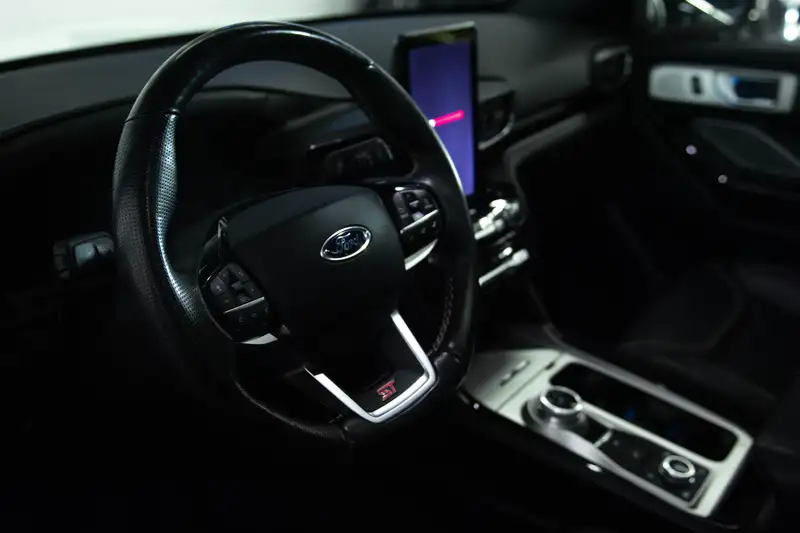 2021 Ford Explorer ST, bílá, 25 180 km, dovoz Kanada — foto 9 z 12