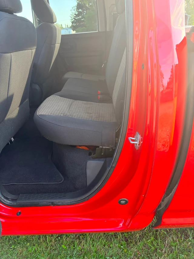 2012 RAM 1500 St, červená, 192 000 km, dovoz Kanada — foto 4 z 5