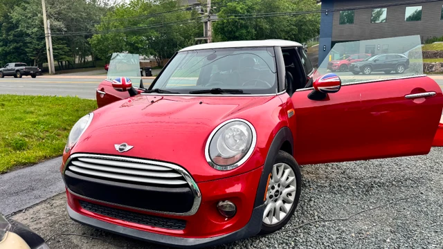 2014 MINI Cooper, červená, 135 000 km, dovoz Kanada — foto 2 z 5