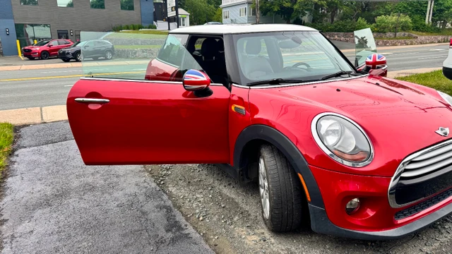 2014 MINI Cooper, červená, 135 000 km, dovoz Kanada — foto 3 z 5