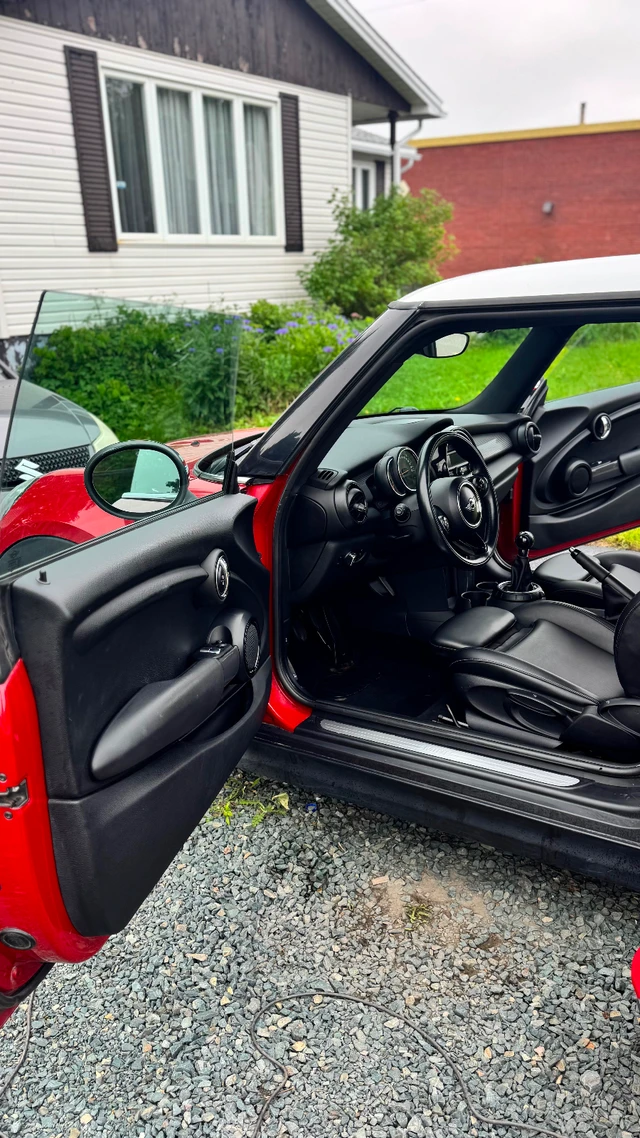 2014 MINI Cooper, červená, 135 000 km, dovoz Kanada — foto 4 z 5