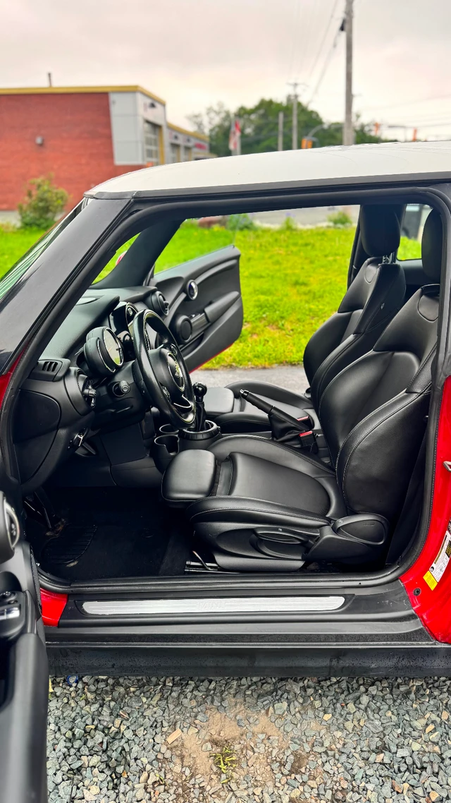 2014 MINI Cooper, červená, 135 000 km, dovoz Kanada — foto 5 z 5