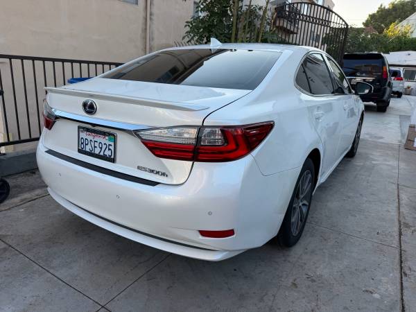 2017 Lexus, dovoz USA — foto 3 z 12