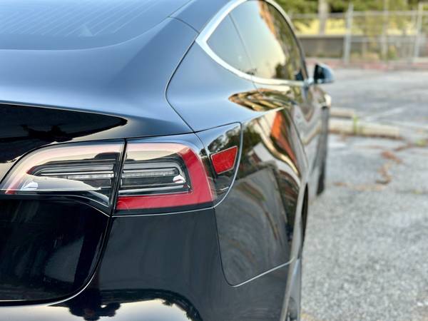 2019 Tesla, dovoz USA — foto 10 z 12