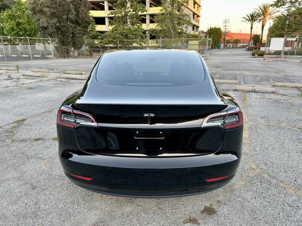 2019 Tesla, dovoz USA — foto 4 z 12