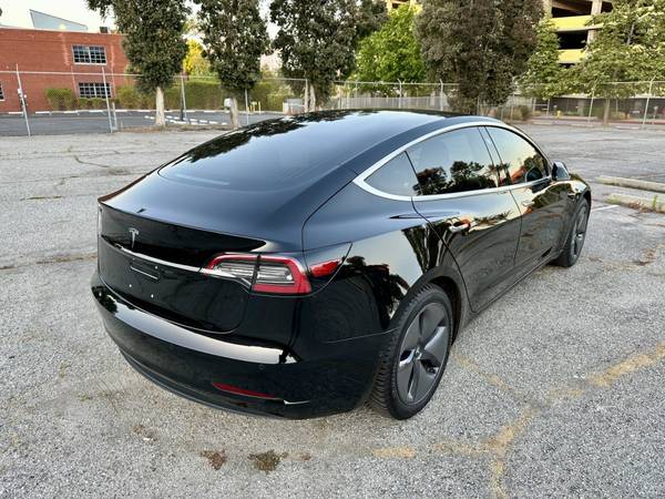 2019 Tesla, dovoz USA — foto 5 z 12