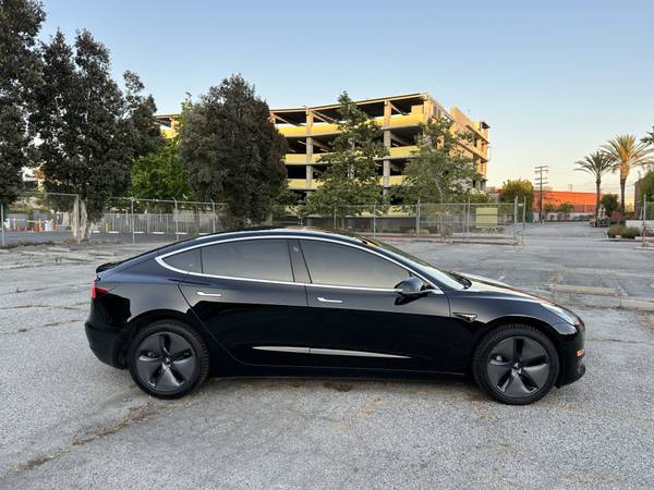 2019 Tesla, dovoz USA — foto 6 z 12