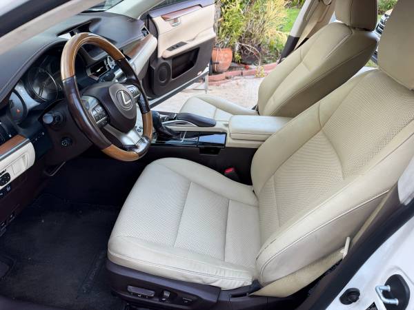 2017 Lexus, dovoz USA — foto 8 z 12
