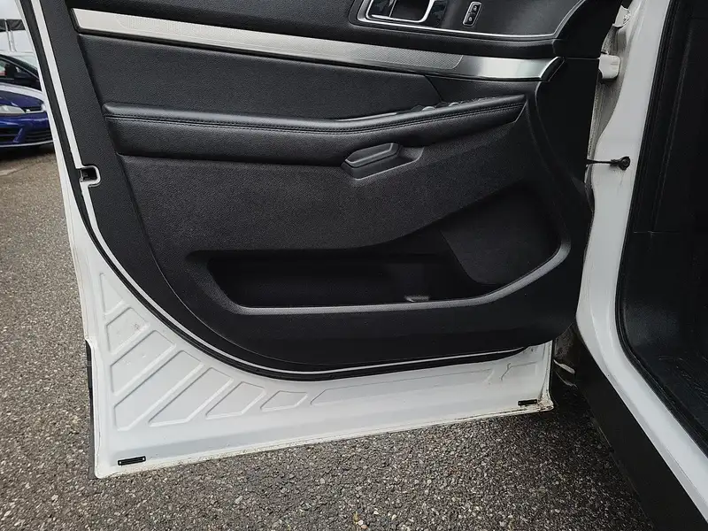 2018 Ford Explorer XLT, 115 559 km, dovoz Kanada — foto 8 z 12