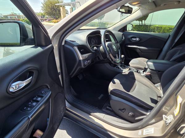2016 Jeep, dovoz USA — foto 8 z 12