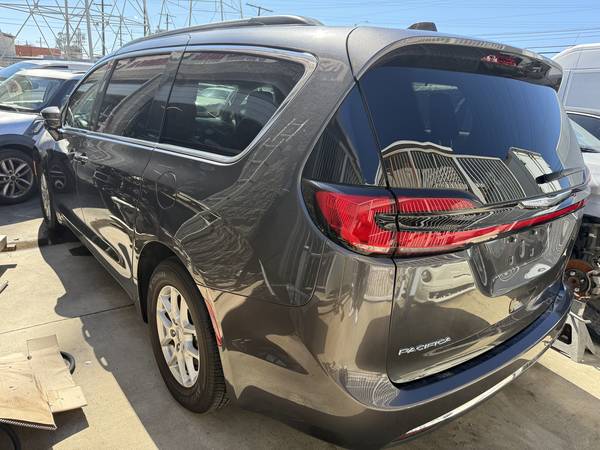 2022 Chrysler, dovoz USA — foto 2 z 6