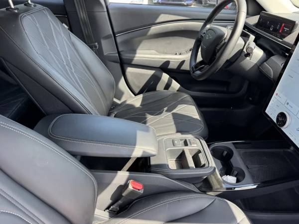 2025 Ford, dovoz USA — foto 6 z 12