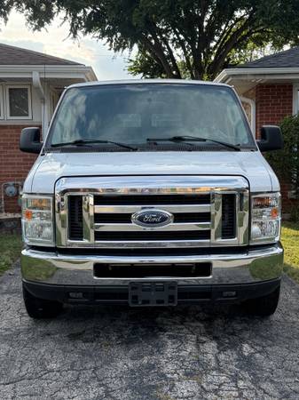 2011 Ford, dovoz USA — foto 2 z 10
