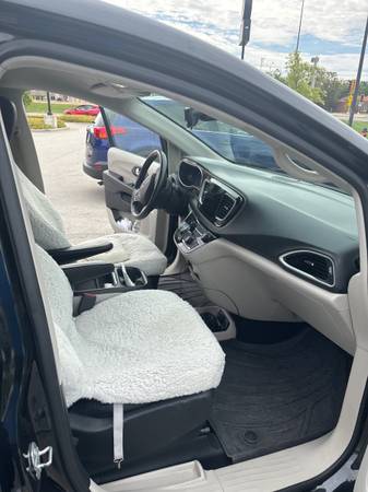 2017 Chrysler, dovoz USA — foto 10 z 10