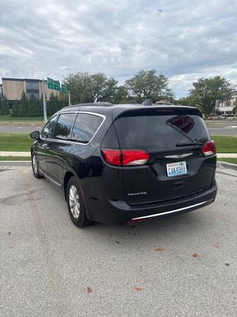 2017 Chrysler, dovoz USA — foto 2 z 10