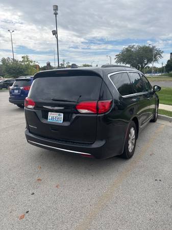 2017 Chrysler, dovoz USA — foto 3 z 10