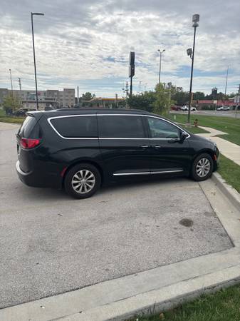 2017 Chrysler, dovoz USA — foto 4 z 10
