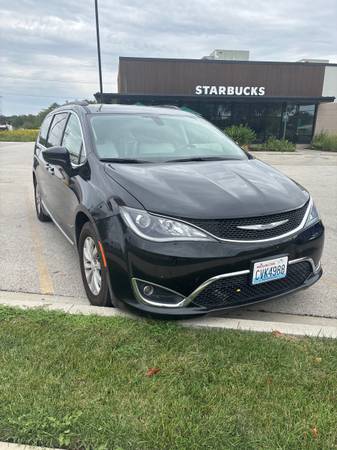 2017 Chrysler, dovoz USA — foto 5 z 10