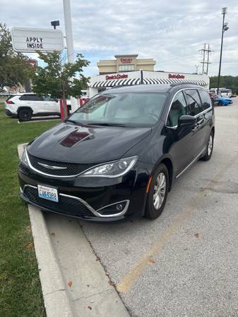 2017 Chrysler, dovoz USA — foto 7 z 10