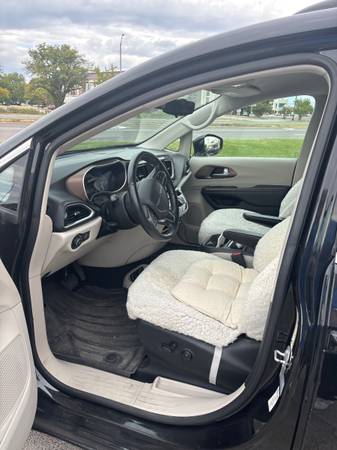 2017 Chrysler, dovoz USA — foto 8 z 10