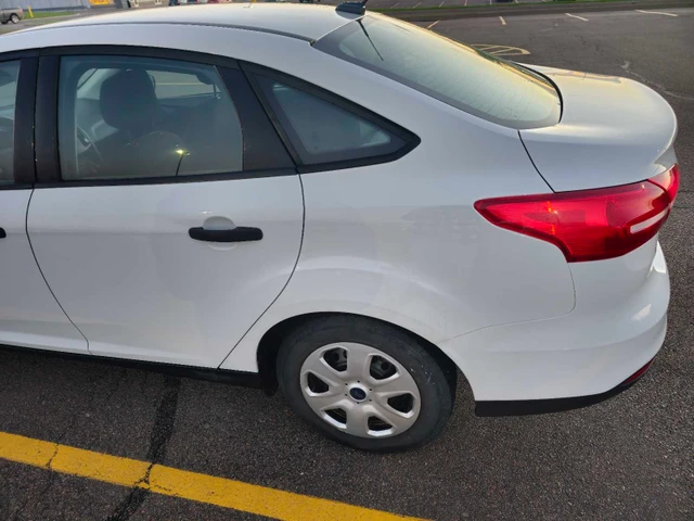 2015 Ford Focus, bílá, 85 800 km, dovoz Kanada — foto 3 z 5