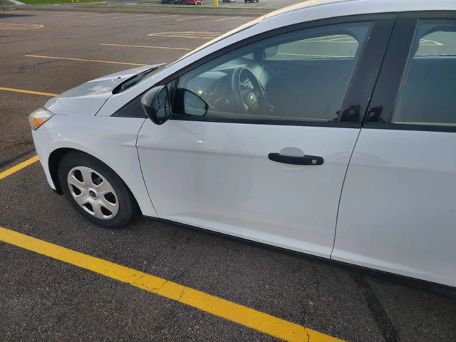 2015 Ford Focus, bílá, 85 800 km, dovoz Kanada — foto 4 z 5