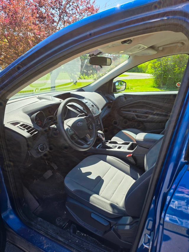 2017 Ford Escape, modrá, 134 000 km, dovoz Kanada — foto 2 z 5