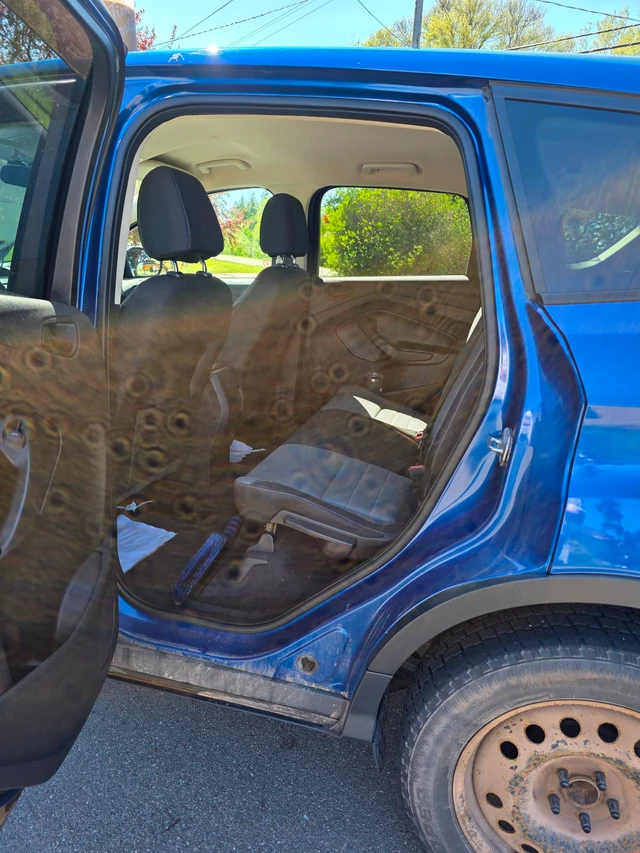 2017 Ford Escape, modrá, 134 000 km, dovoz Kanada — foto 3 z 5