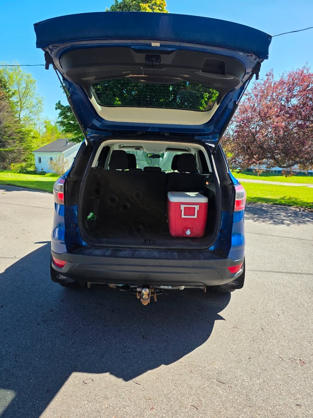 2017 Ford Escape, modrá, 134 000 km, dovoz Kanada — foto 4 z 5