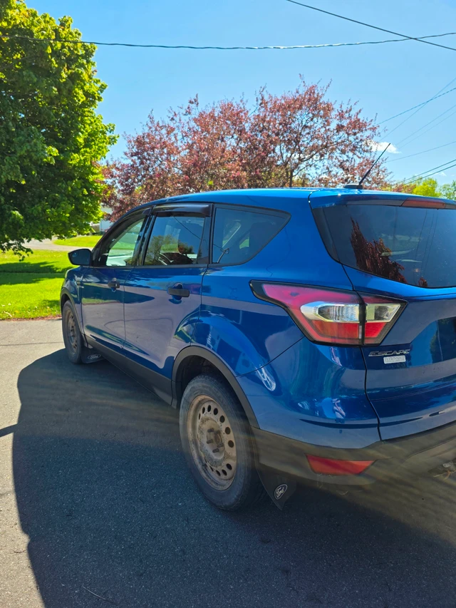 2017 Ford Escape, modrá, 134 000 km, dovoz Kanada — foto 5 z 5
