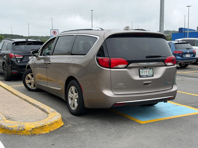 2018 Chrysler Pacifica, béžová, 220 000 km, dovoz Kanada — foto 2 z 5