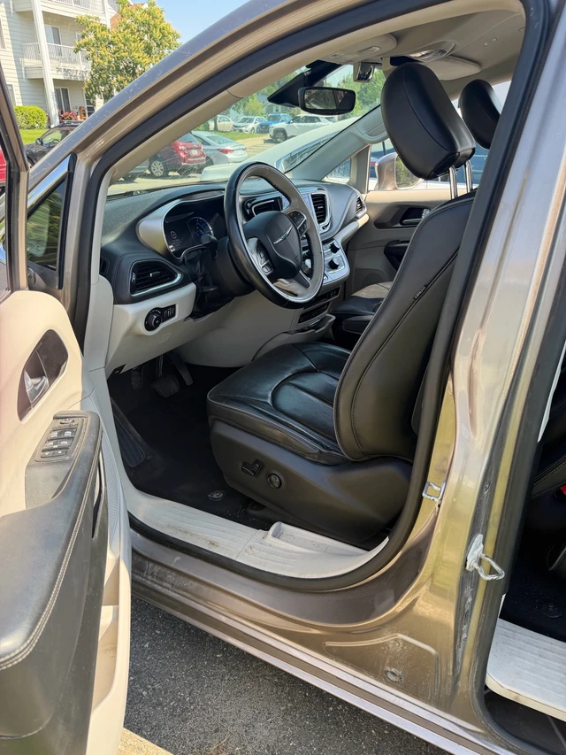 2018 Chrysler Pacifica, béžová, 220 000 km, dovoz Kanada — foto 3 z 5