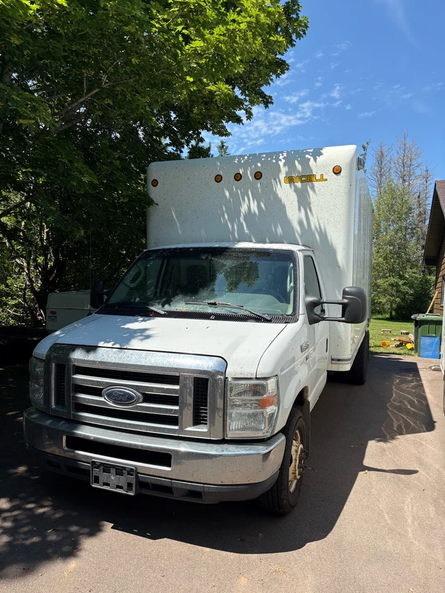 2012 Ford E-450, 101 000 km, dovoz Kanada — foto 1