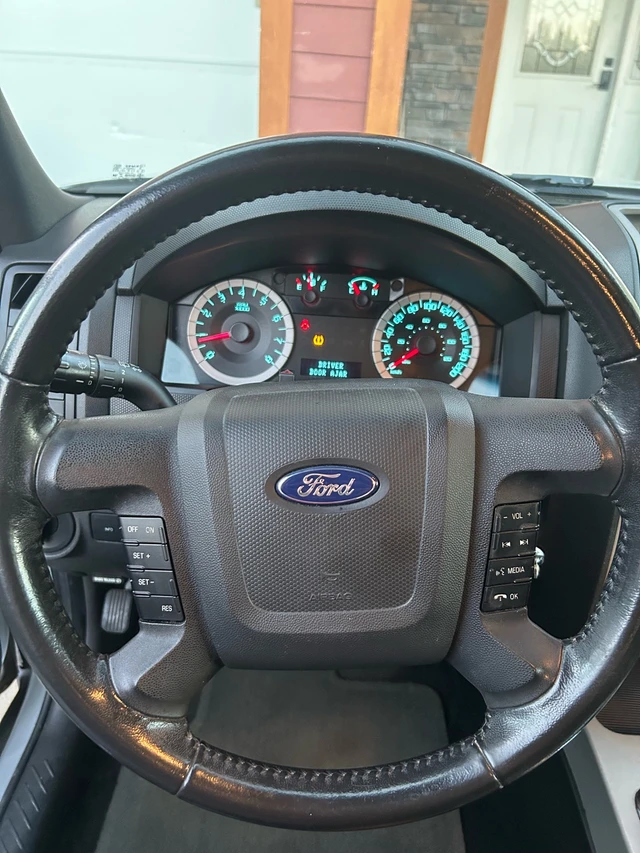 2011 Ford Escape, šedá, 190 251 km, dovoz Kanada — foto 4 z 5