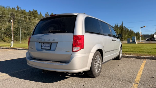 2011 Dodge Caravan, stříbrná, 38 000 km, dovoz Kanada — foto 2 z 5