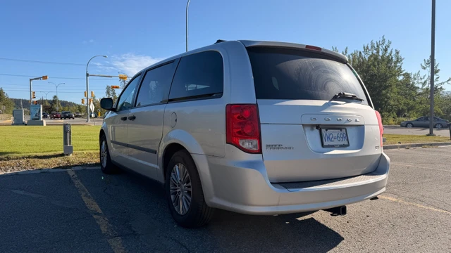 2011 Dodge Caravan, stříbrná, 38 000 km, dovoz Kanada — foto 3 z 5