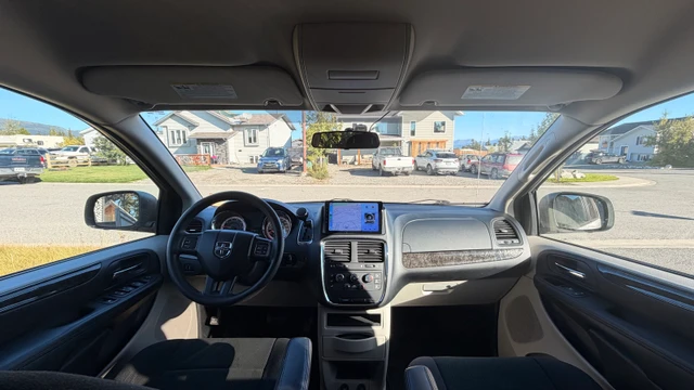 2011 Dodge Caravan, stříbrná, 38 000 km, dovoz Kanada — foto 5 z 5