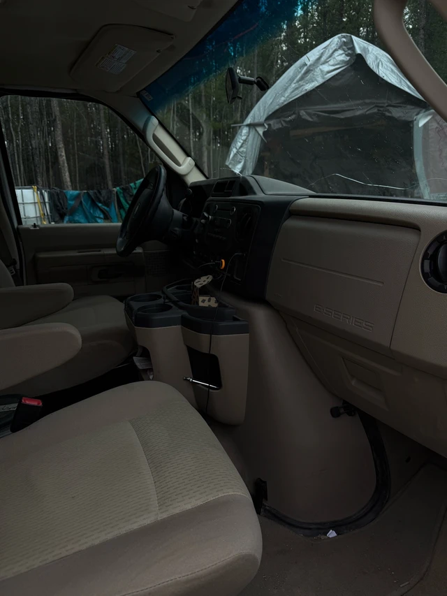 2011 Ford E-350, 290 000 km, dovoz Kanada — foto 3 z 4