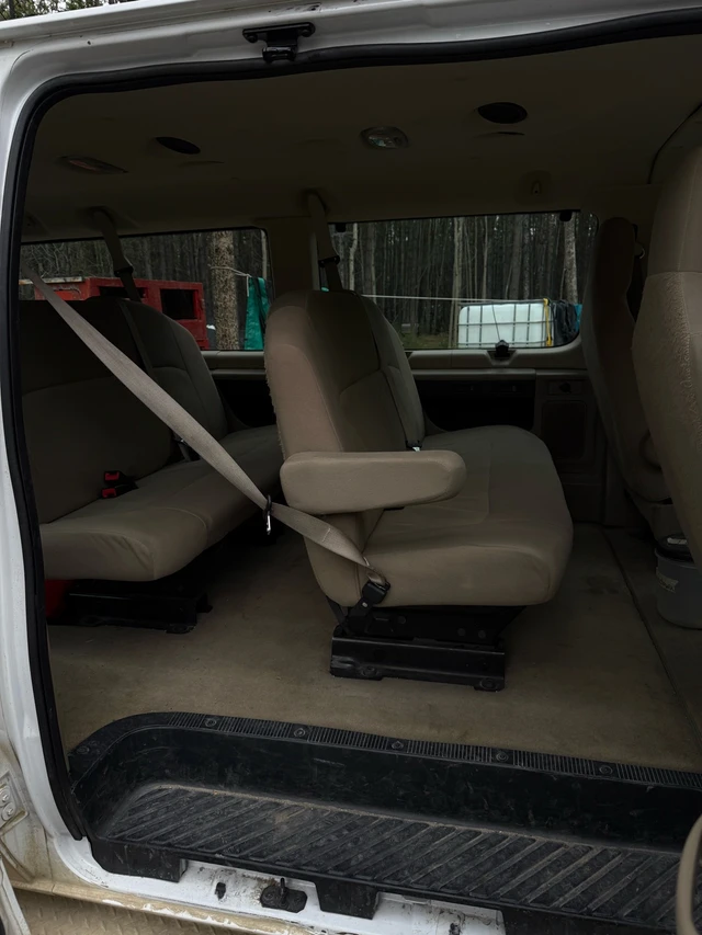 2011 Ford E-350, 290 000 km, dovoz Kanada — foto 4 z 4