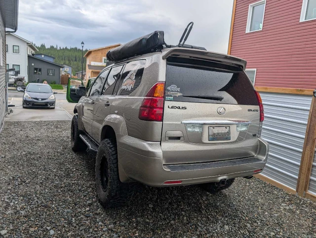 2004 Lexus Gx, zlatá, 227 000 km, dovoz Kanada — foto 3 z 5