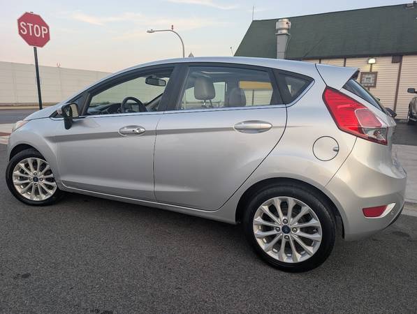 2017 Ford, dovoz USA — foto 3 z 11