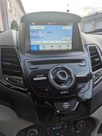 2017 Ford, dovoz USA — foto 5 z 11