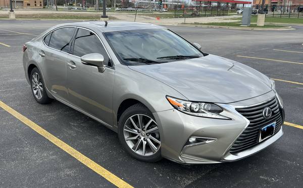 2016 Lexus, dovoz USA — foto 2 z 12