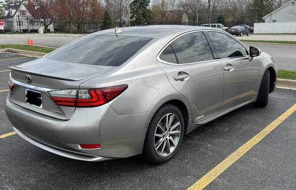 2016 Lexus, dovoz USA — foto 4 z 12
