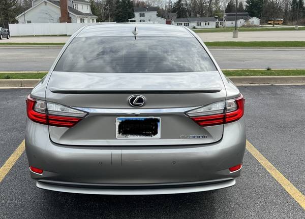 2016 Lexus, dovoz USA — foto 8 z 12