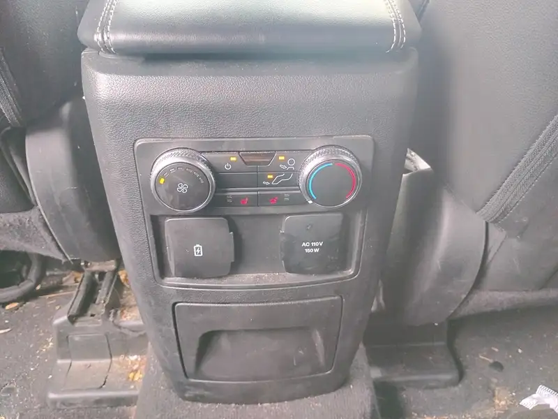 2022 Ford Explorer ST, bílá, 88 813 km, dovoz Kanada — foto 9 z 12